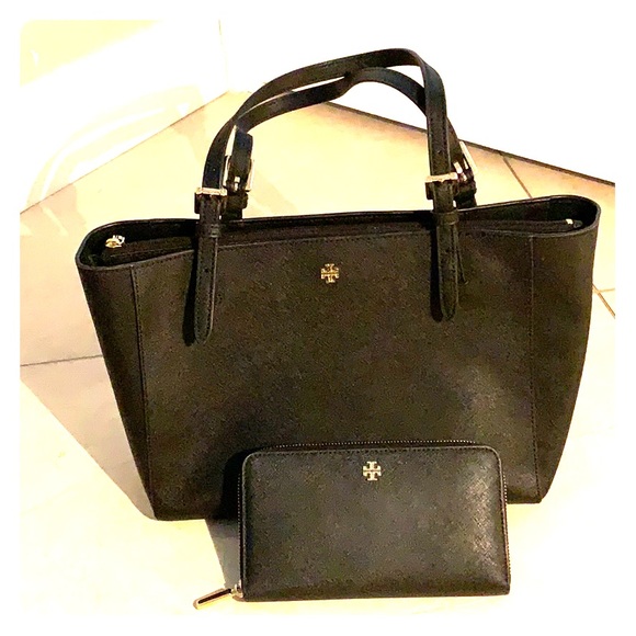 Tory Burch Handbags - 🖤TORY BURCH TOTE & WALLET!